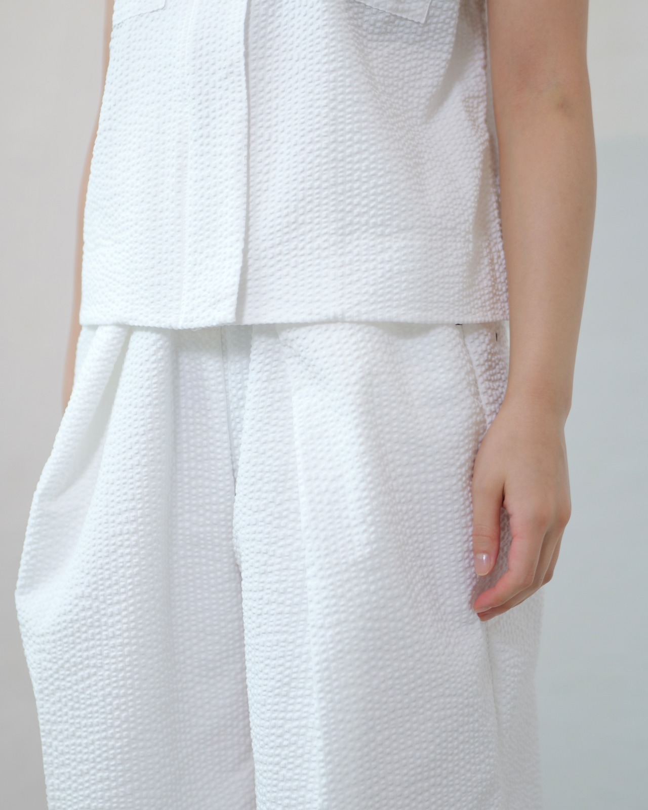 FOURAM - SHEER SEERSUCKER HAKAMA PANTS ：WHITE｜シアーサッカー／袴パンツ／USコットン混／フロントアジャスト／セットアップ対応