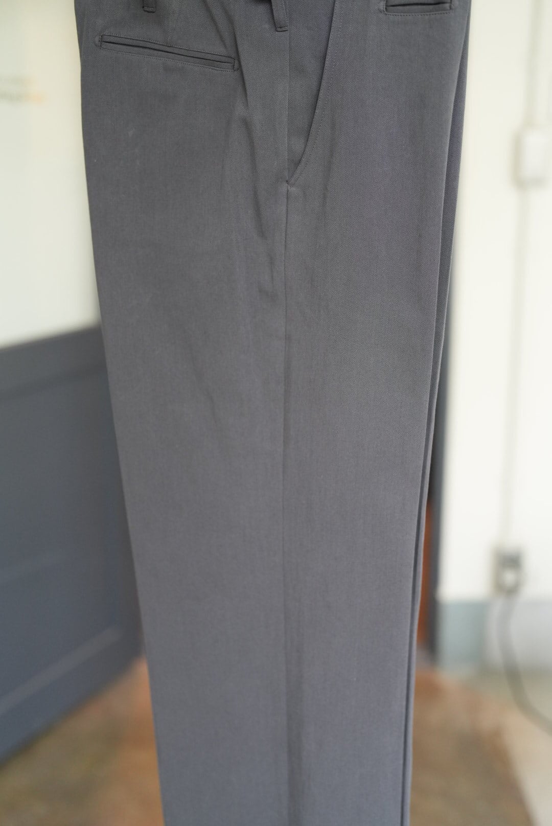 MAATEE&SONS CHINO TROUSER -GRAYSHAMBRAY- | TOMMY'S KURAMAE