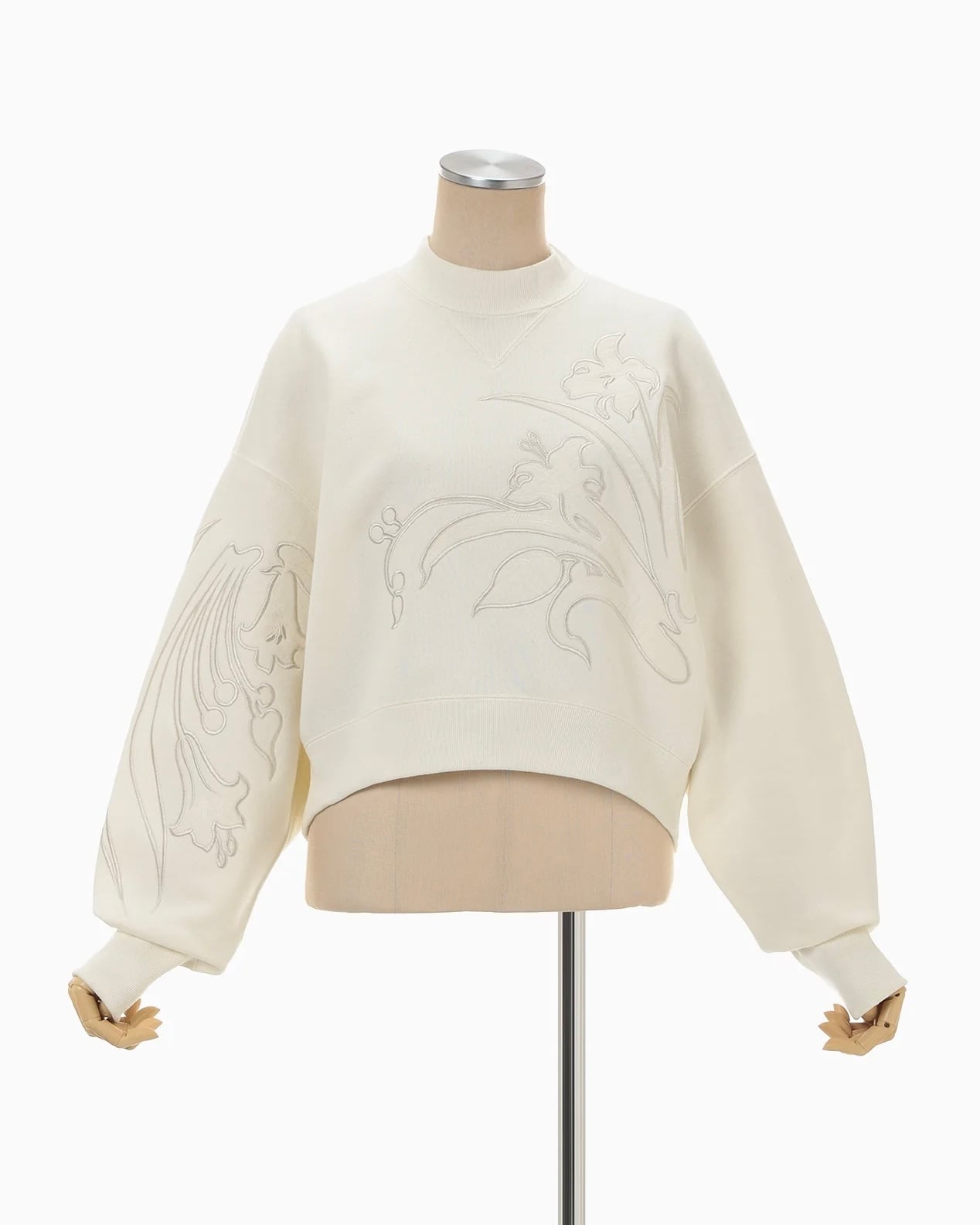 Mame Kurogouchi 刺繍　コットン　トップス Mame Kurogouchi】Floral Embroidery Short Sweat Top /ecru | TOLMA.