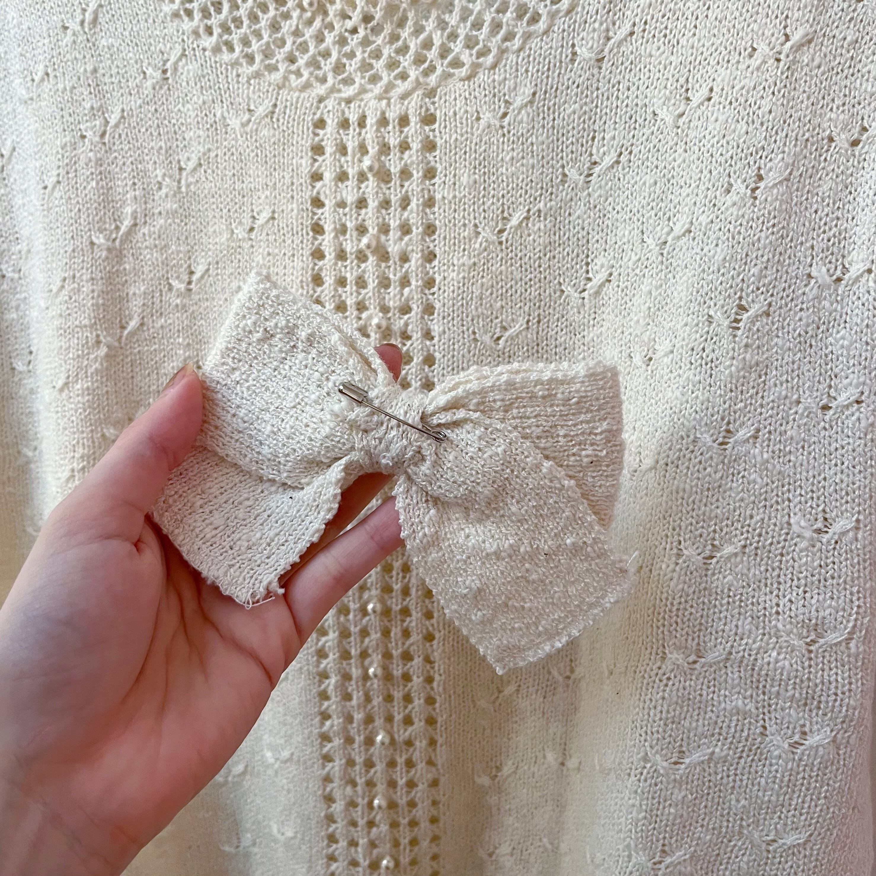 ribbon brooch off white knit po