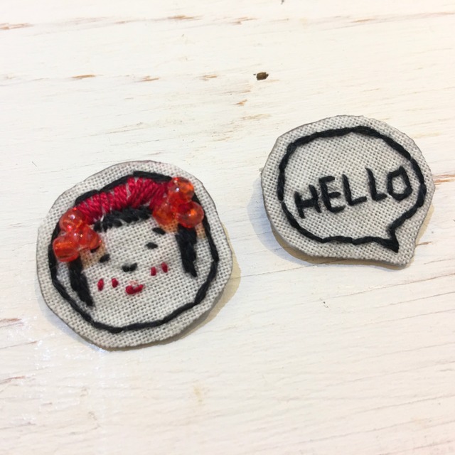 刺繍ブローチ　こけしちゃん&ハロー