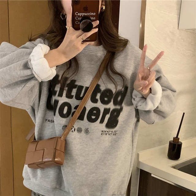 スウェット トップス オーバーロゴスウェット  レディース ロゴスウェット オーバースウェット ビッグシルエット クルーネック 長袖 ドロップショルダー ワイド 灰色 グレー 抜け感 オシャレ シンプル 可愛い キレイめ 上品 フェミニン カジュアル ハンサム マニッシュ スポーティ 春 夏 秋 冬 おでかけ シーズンレス デイリー 仕事 オンオフ兼用 リモート会議 普段着 普段使い ヘビロテ 機能性 鮮度アップ トレンド オーバーサイズ ゆったり 体型カバー インスタ映え モノトーン
