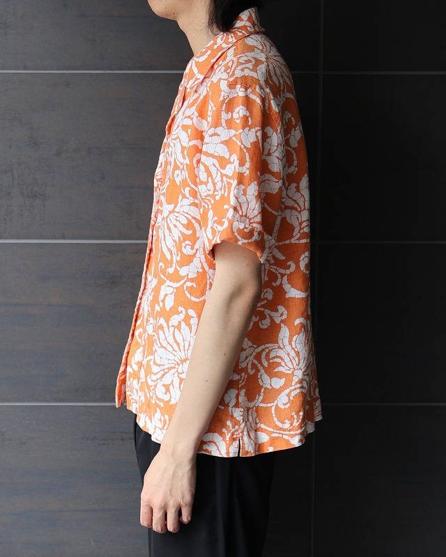 Design open-collar shirt