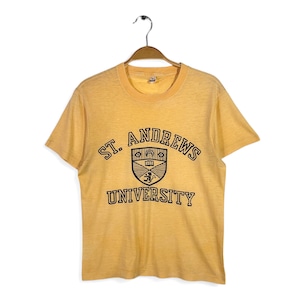 80s カレッジ USA製 ヴィンテージTシャツ 3段プリント 山吹色 スクリンーンスターズ シングルステッチ ST. ANDREW UNIVERSITY サイズS相当 古着 BZ0498