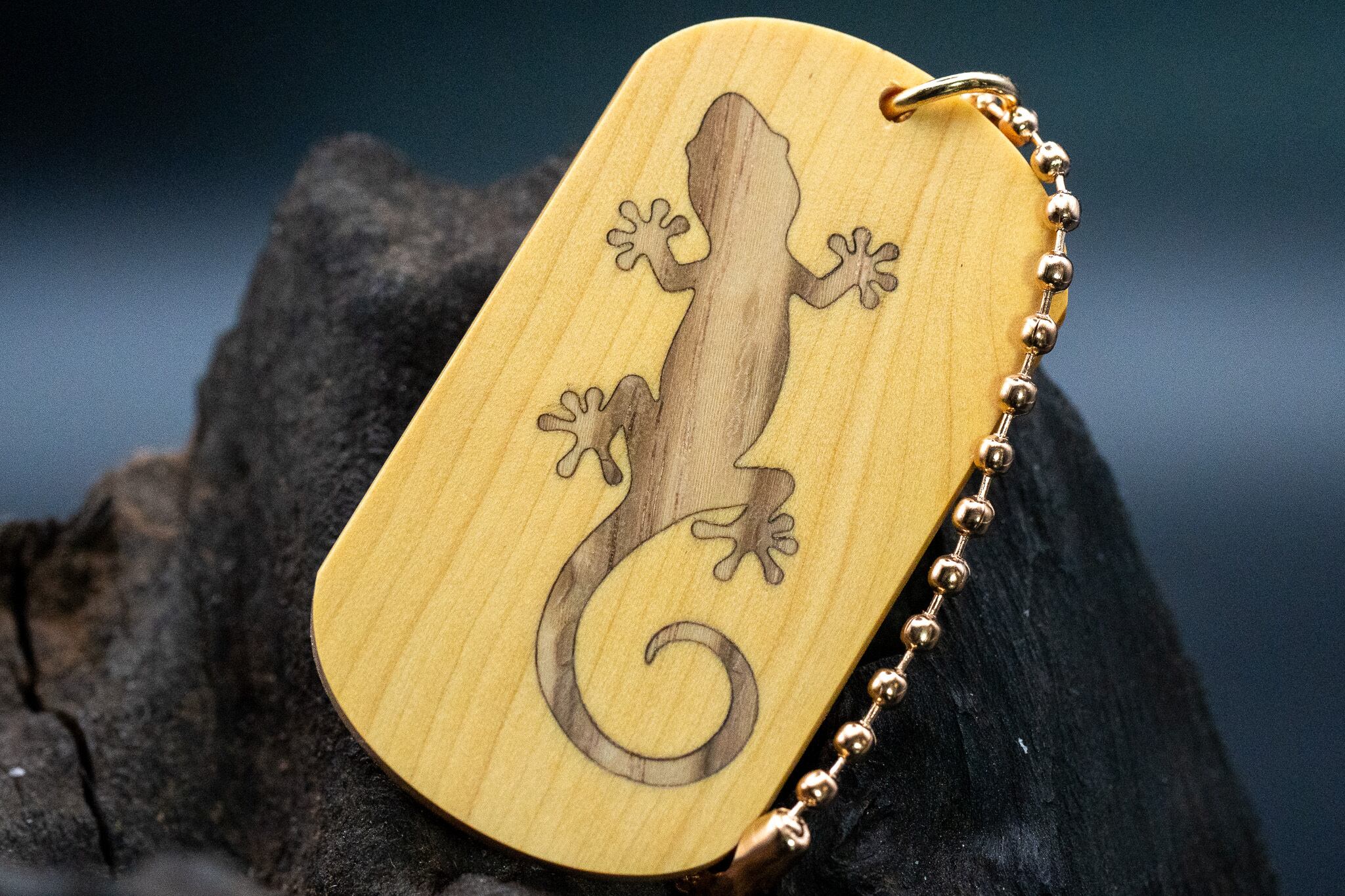 【日本工芸文化の代表格】御蔵島柘植 ドッグタグ 象嵌 木登りトカゲ