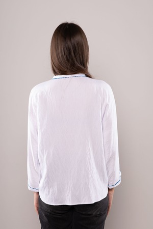 ウクライナ刺繍ヴィシヴァンカ クロスステッチ　手刺繍　ブラウス　麻　レディース・フリーサイズ