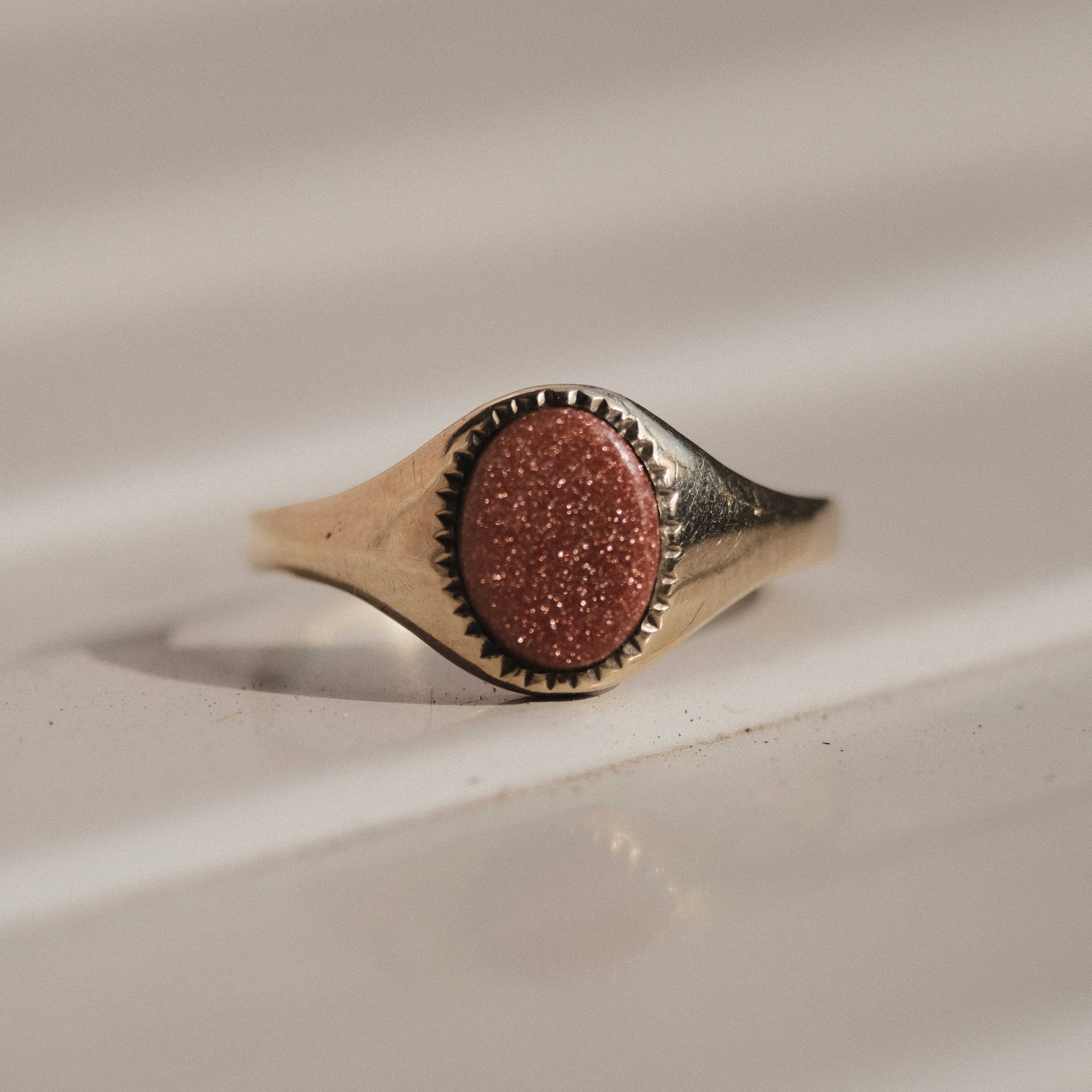 Vintage gold and onyx Playboy signet ring | H2 Vintage