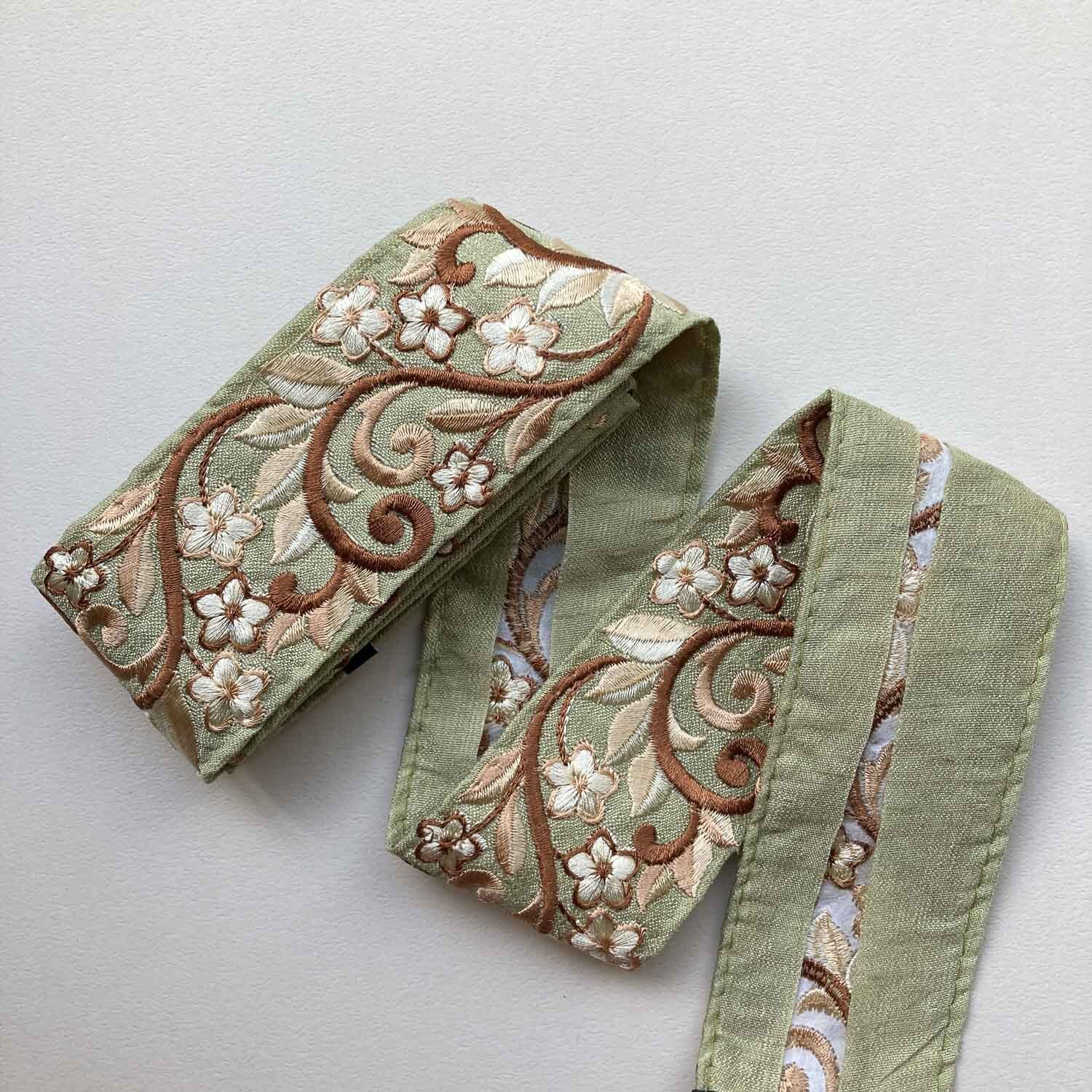 再入荷〉くるくる蔦と小花の刺繍リボン（1mカット） | Dua