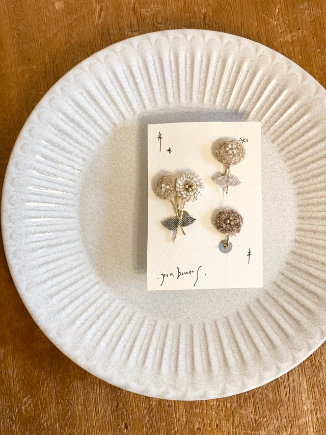 Pon Bowers 花刺繍アクセサリー ベージュ系 Teshigotoya ねむの木の豆