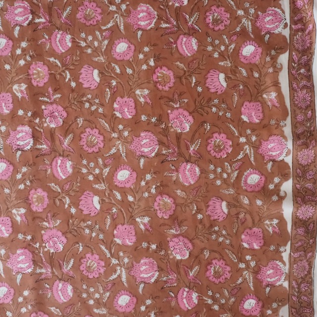 ブロックプリント生地【50cm単位】インド綿 片耳デザイン付き  花柄 ブラウン×ピンク #43989-BR1