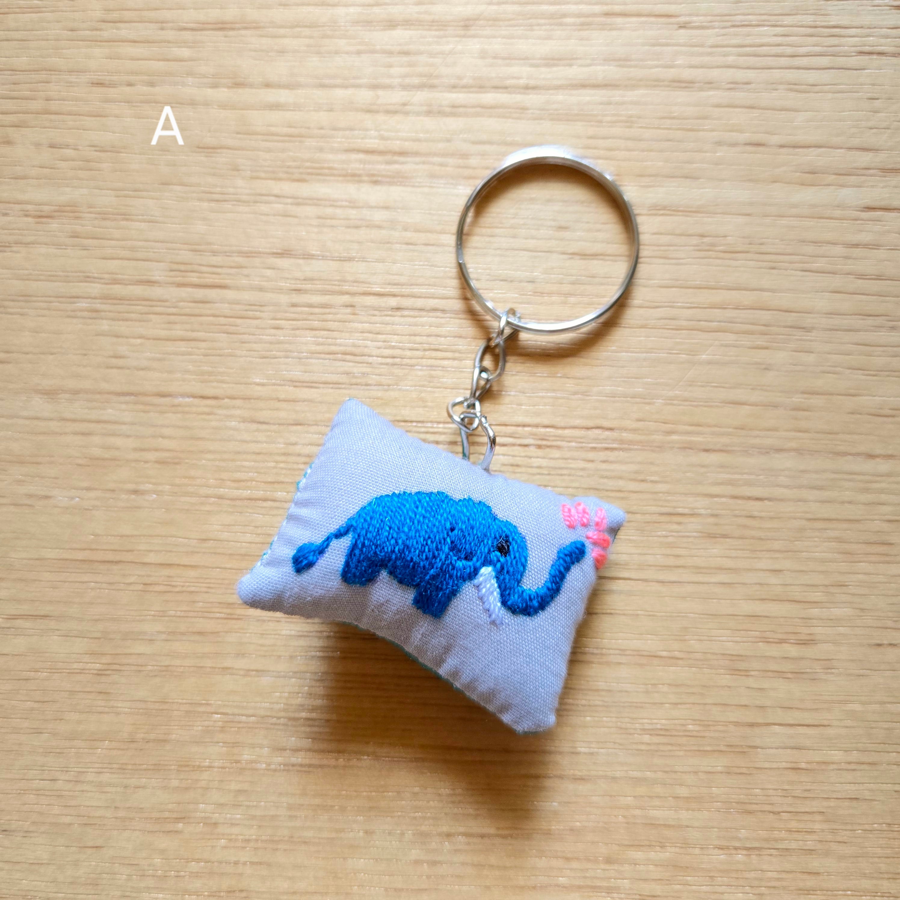 ラオス ゆる手刺繍キーホルダー | gururi