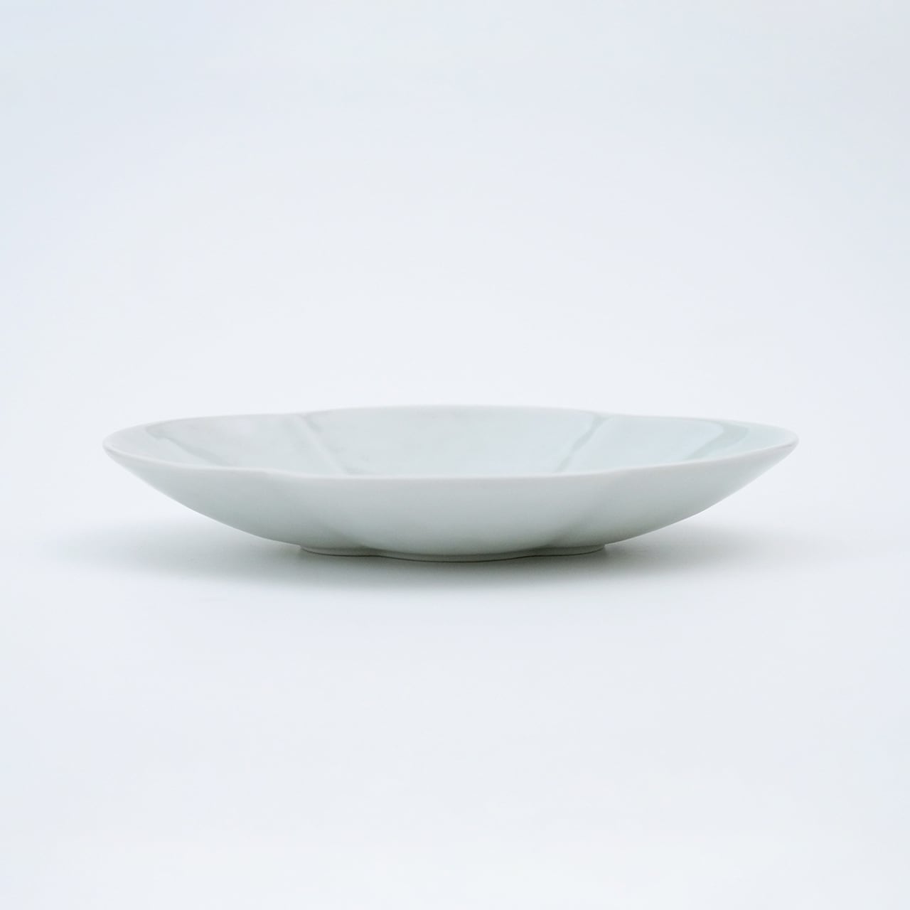 白磁見込み魚紋彫 5寸木瓜型皿 | 福珠窯ファクトリーショップ