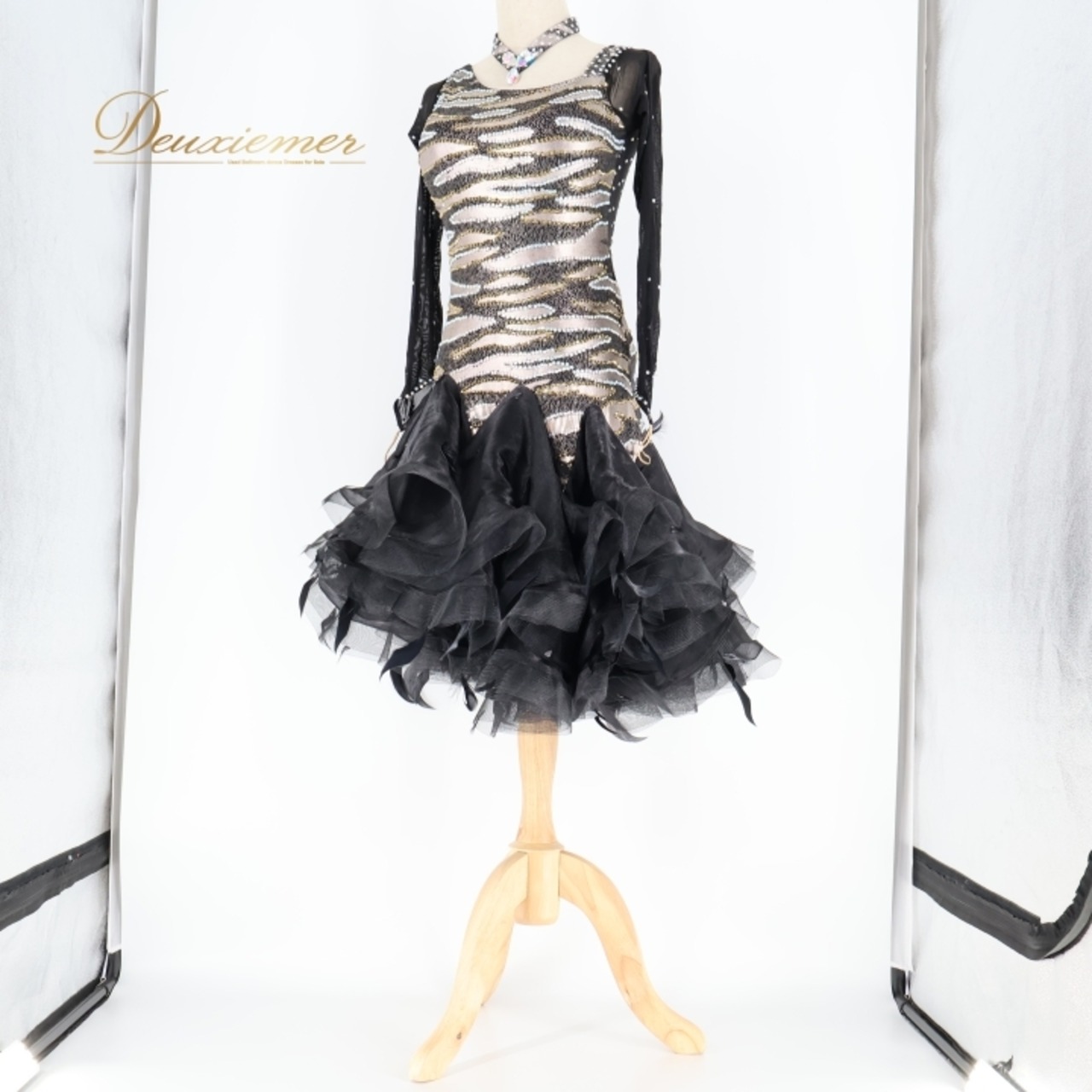社交ダンス 衣装 ラテン ドレス ラテンドレス ワンピース 黒 フリル レース ゼブラ 羽 デモ 競技 ダンス パーティ 発表会 ブラック系 シルバー系 フォーマル 衣装 ステージ 衣装 キラキラ 大人 女性用 ダンスウェア 競技用ドレス ふんわり 派手 ダンスイベント