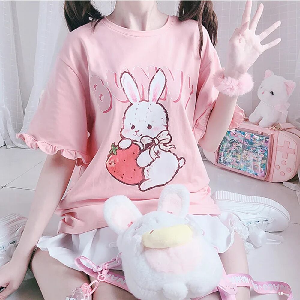 ピンクのロリータプリントTシャツ,イチゴのウサギの絵が描かれた