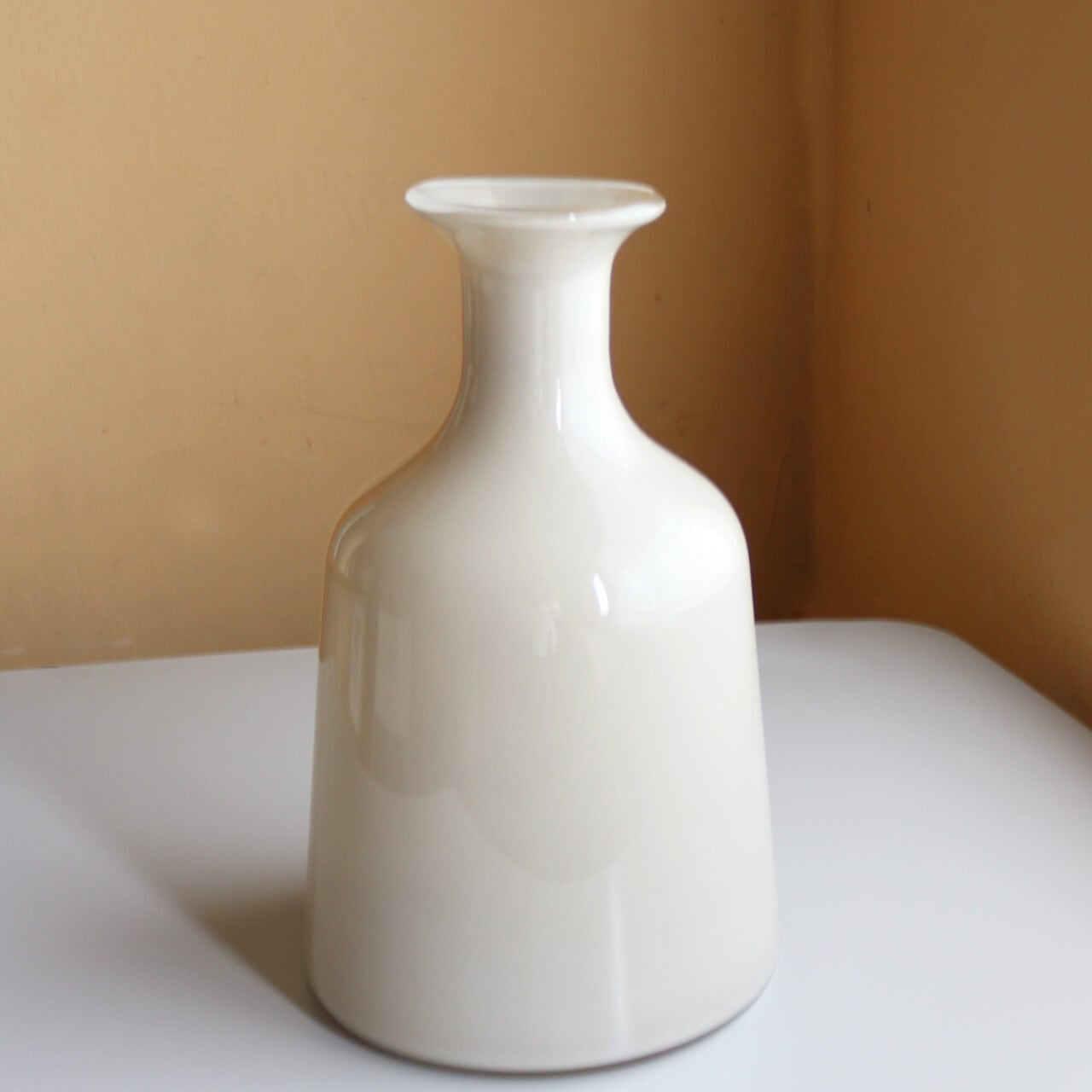 ミルキーガラスで作った インテリアに映えるフラワーベース ライト