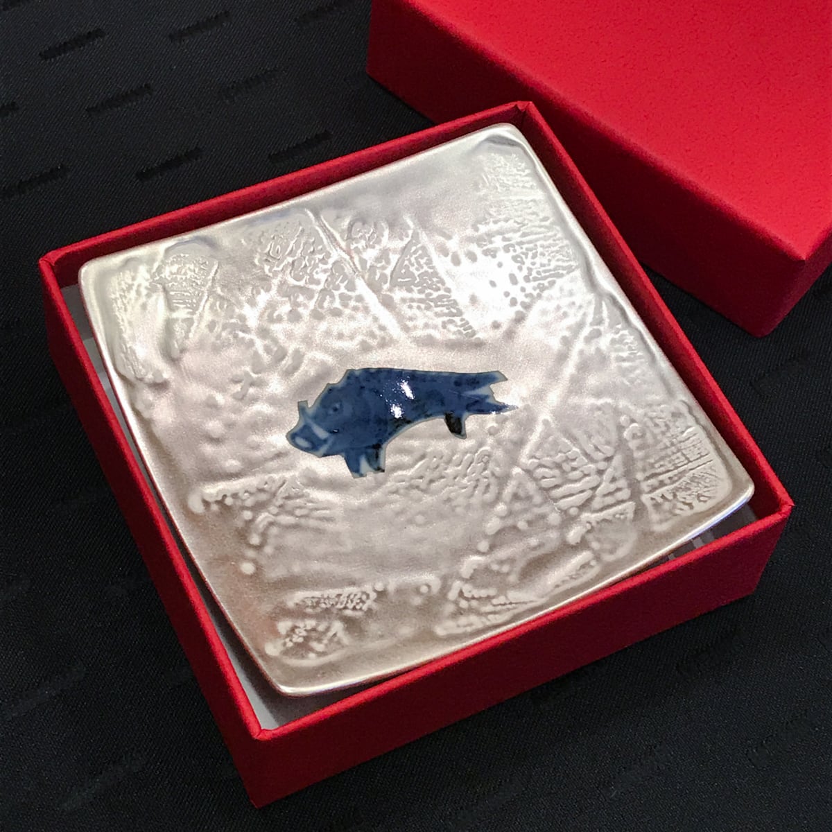 銀彩染付干支亥9cm角小皿 | 福珠窯ファクトリーショップ