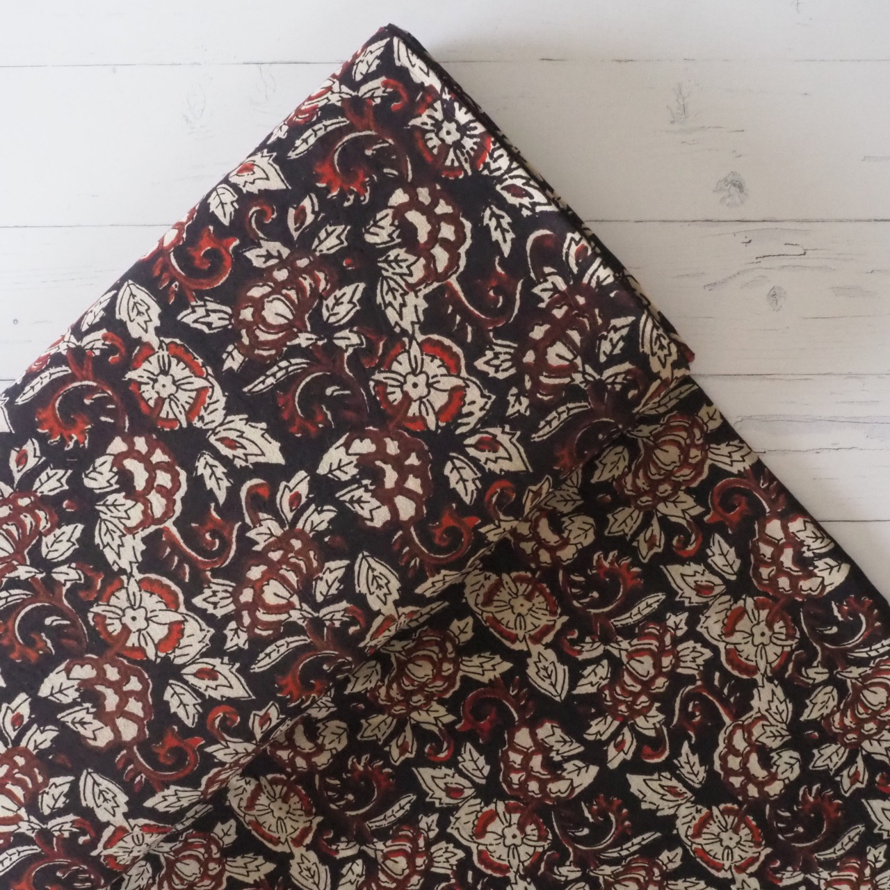 ブロックプリント生地【50cm単位】インド綿  花柄 黒×赤×生成り #43310-BK1