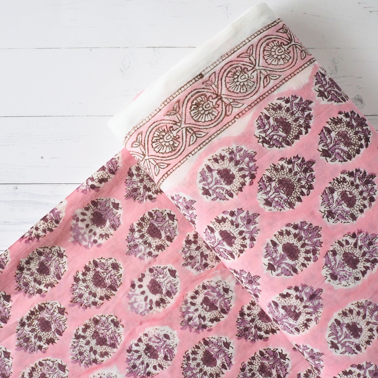 ブロックプリント生地【50cm単位】インド綿 片耳ボーダー付き 花柄B ピンク×アズキ色×白 #24756-PK2