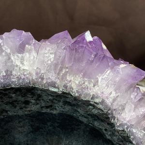 ブラジル産・アメジスト原石クラスター☆フローライトハリネズミ付き