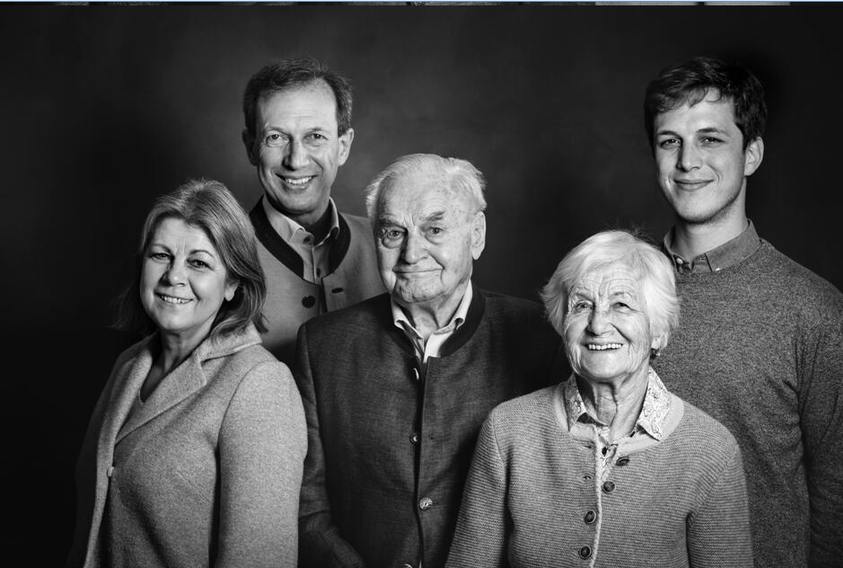 新VT【プラーガー】グリューナー・フェルトリーナー・ヒンター・デル・ブルグ フェーダーシュピール　2023