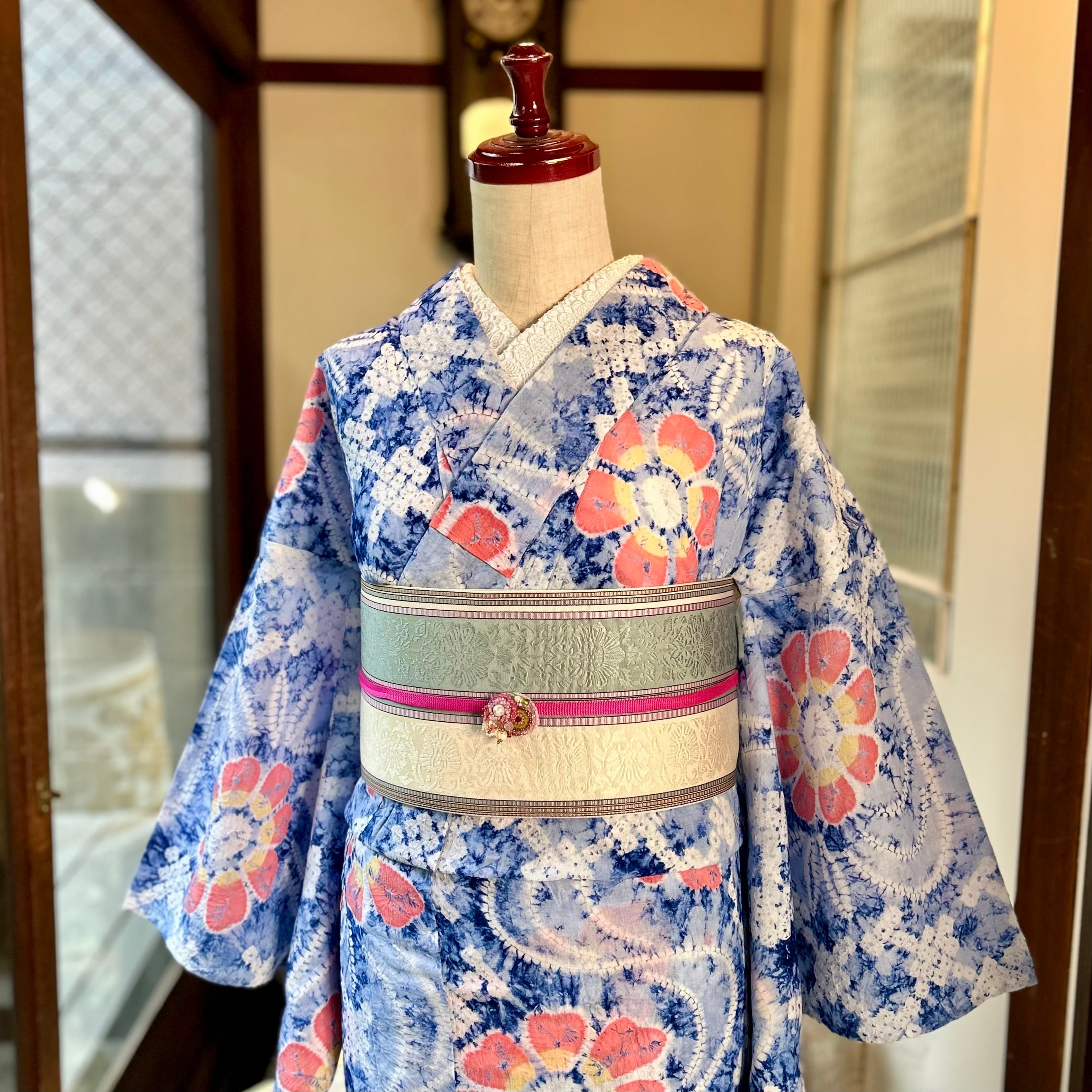 43 有松絞りの浴衣 青いお花と朱色のお花 有松絞り 浴衣 花柄【231722】 | くれはとり