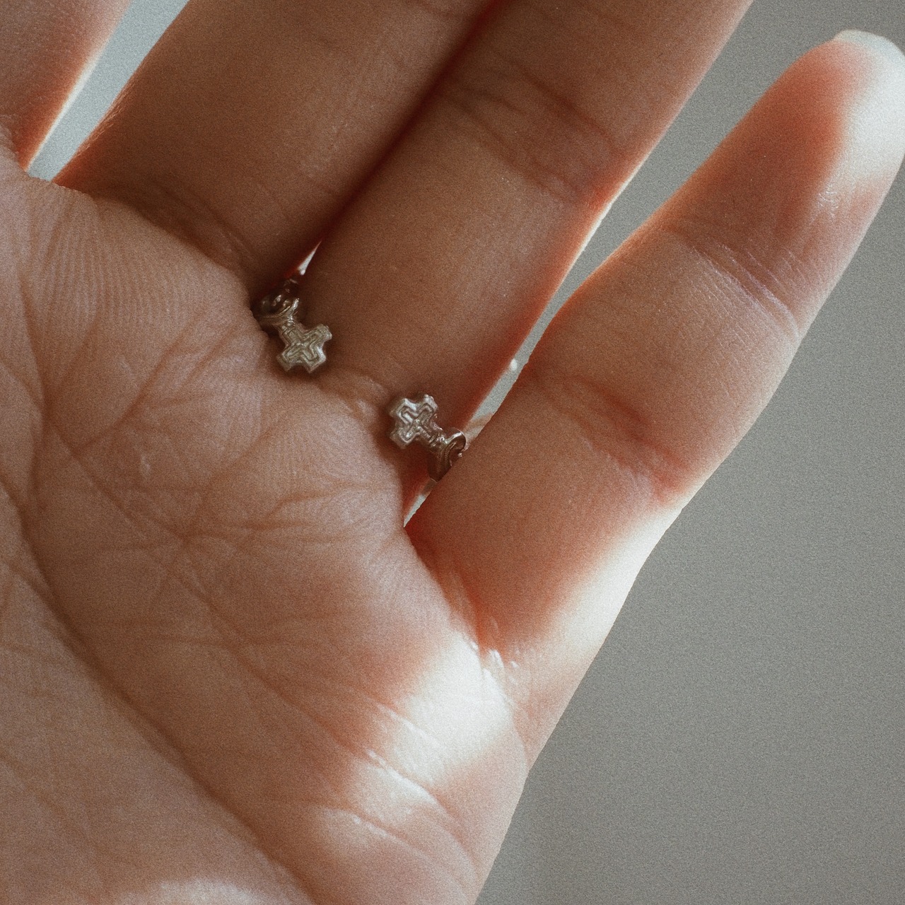 Silver ring of spherically-articulated dolls