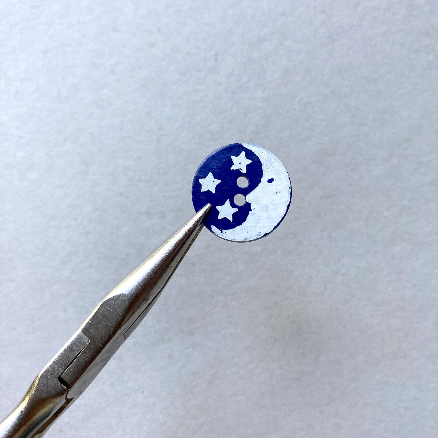 ココナツボタン 白い三日月と星（20mm） | Dua-アクセサリーパーツショップ