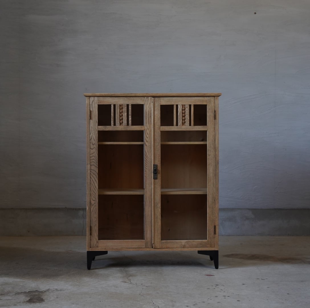 アイアン脚のキャビネット