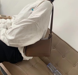 シンプルショルダーバッグ