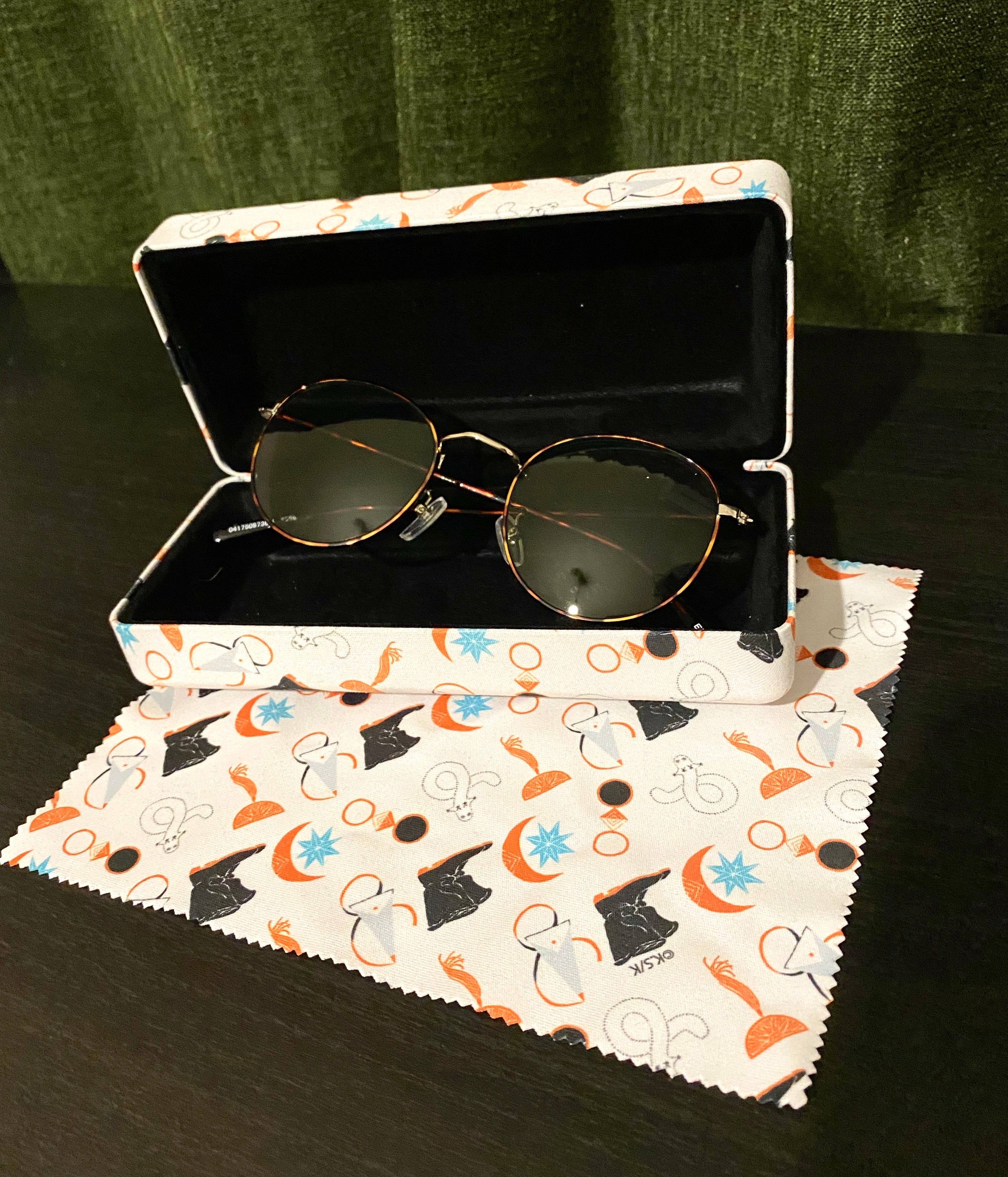 とんがり帽子のアトリエ×黒ねこ意匠〉メガネケース | RE:SHAZAM®︎