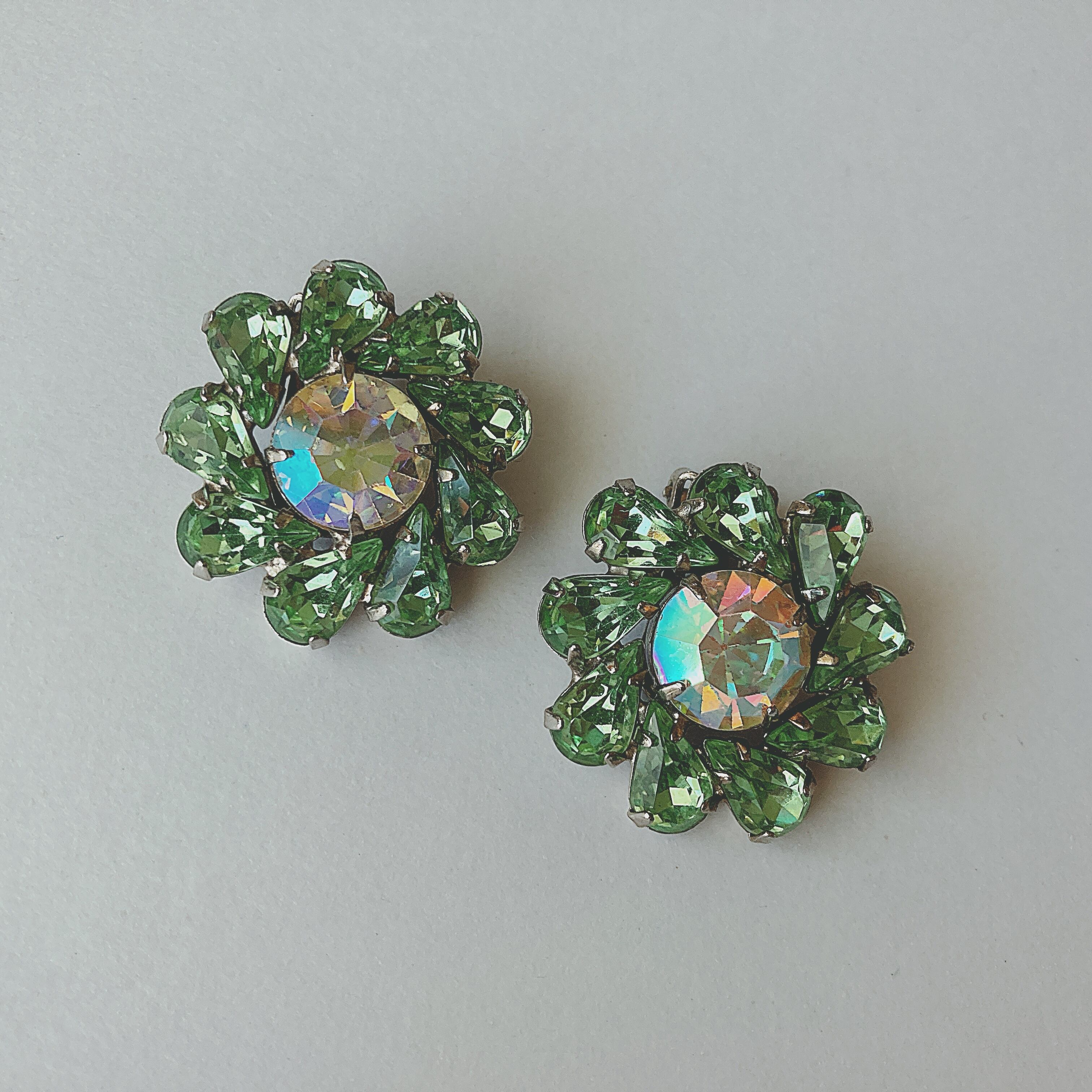 WEISS Vintage 50s - 60s green glass rhinestone flower
