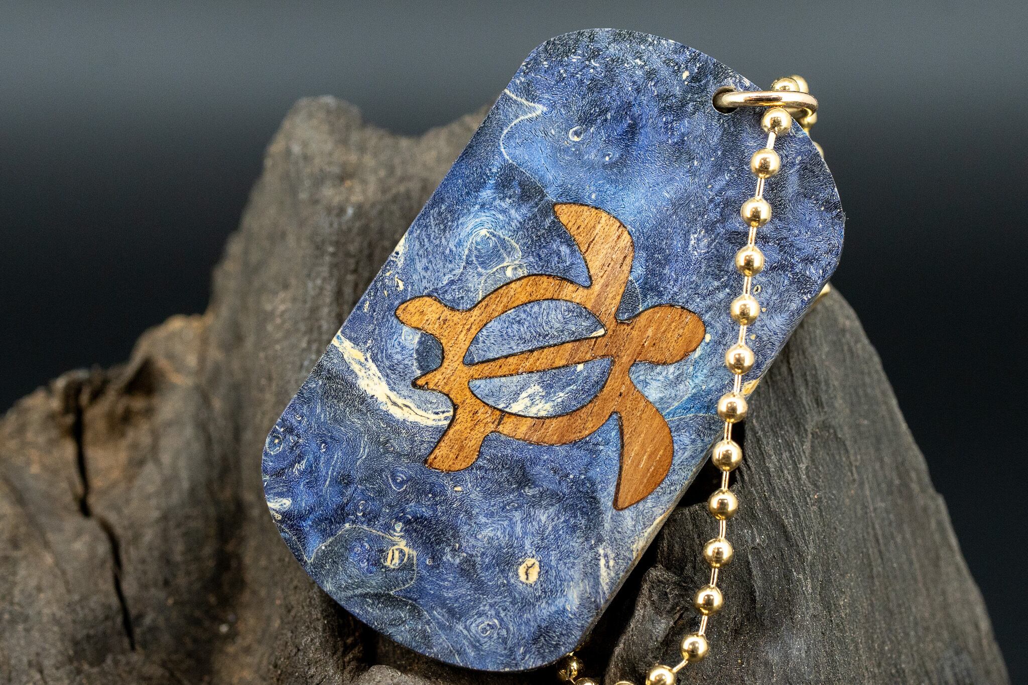 【カナダの象徴】ハードメープル瘤 スタビライズウッド ドッグタグ 象嵌 浅瀬で泳ぐウミガメ