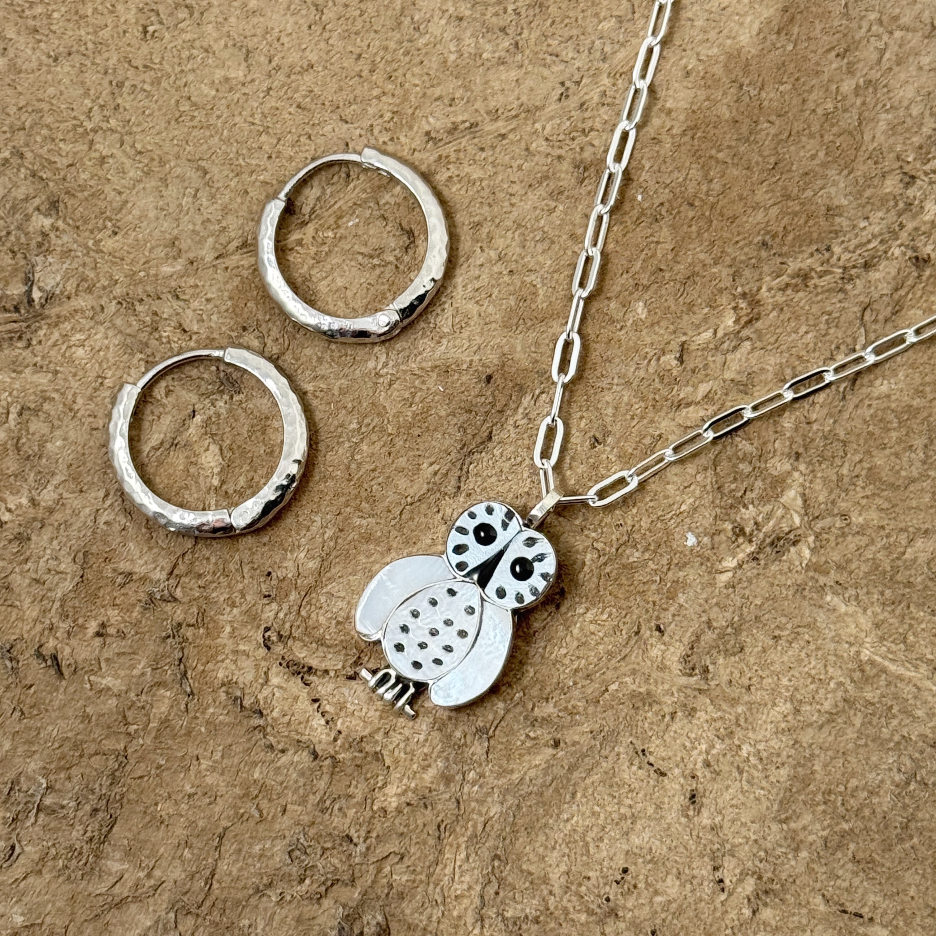 Indian Jewelry 》ZUNI フクロウ ホワイト シェル ペンダント