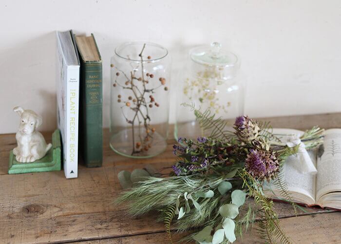 アーティーチョークのシックなブーケ ボタニカルなアーティチョークを使ったシックで大人っぽいデザインのドライフラワーブーケ 富良野 花七曜 ドライフラワー リース スワッグ 焼菓子