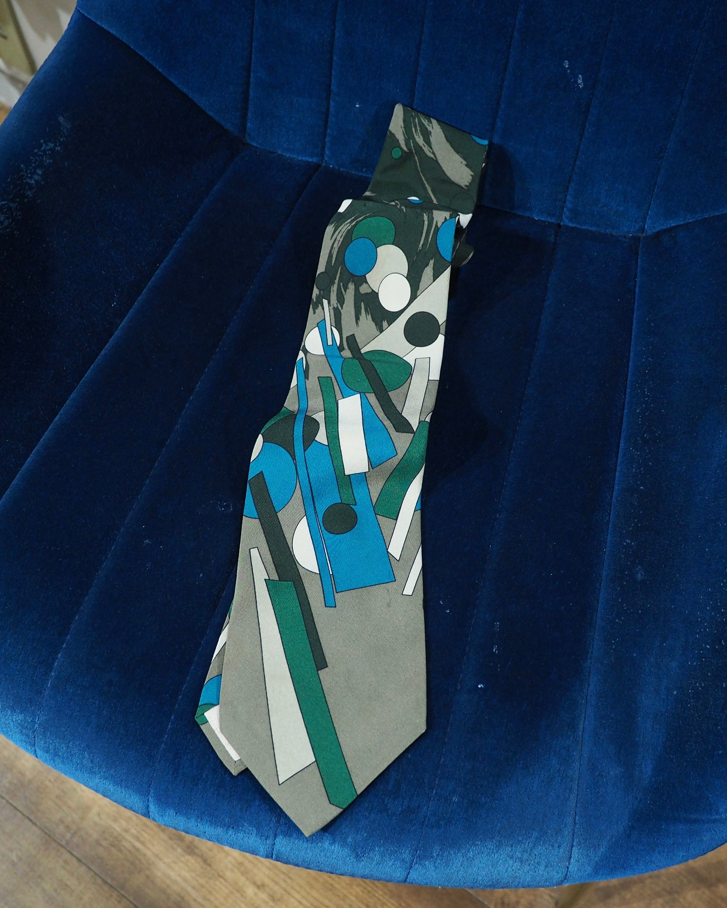 ” Zero gravity ” Geometric Art pattern vintage silk Tie