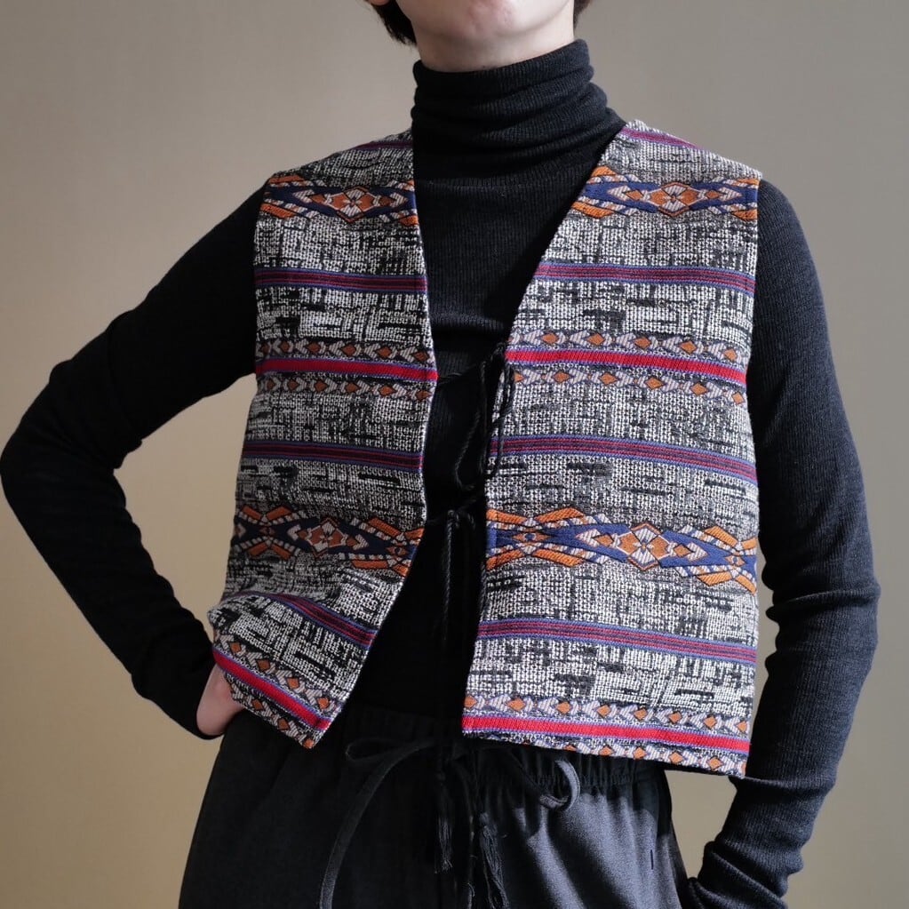 ■刺繍Vネックベスト(ブラック柄)