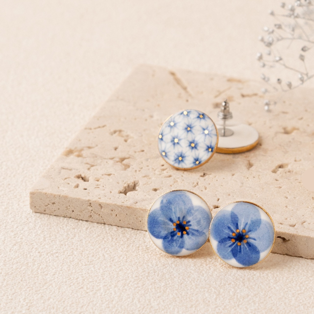 手描きの丸いタイル　ピアス/イヤリング