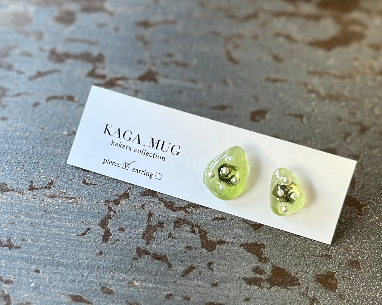 シーグラスピアス(ライトグリーン)/ シルバービーズ 画像1