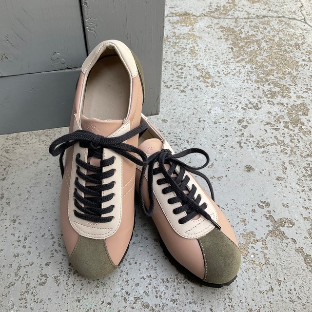 【春の装いにおすすめ】クラシックなデザインEMAのスニーカー/ピンクベージュ/カーキスエード