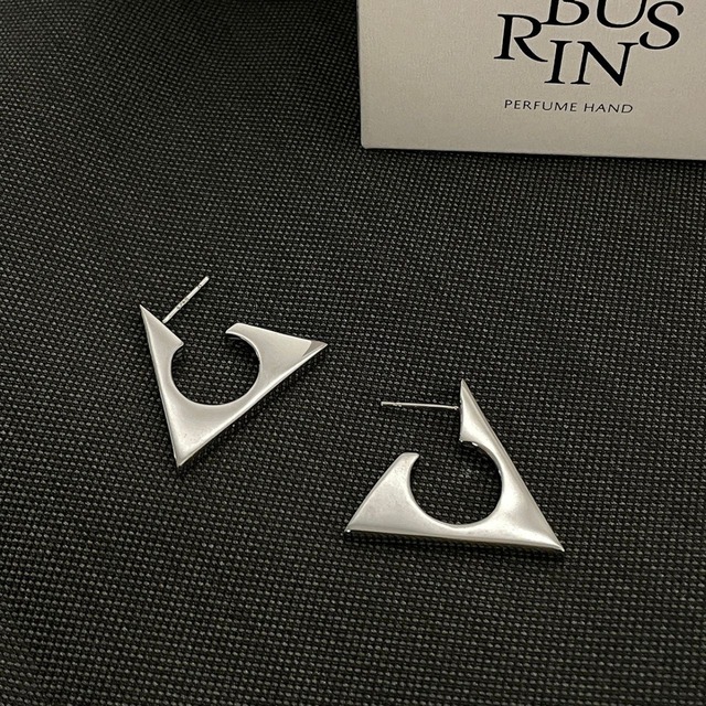 ラインカーブミニマルアートピアス   R00427