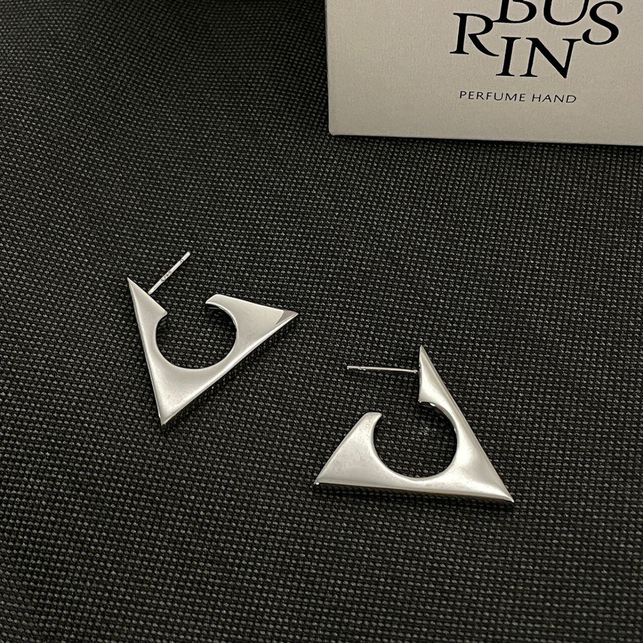 ミニマルトライアングルピアス 1col R02391
