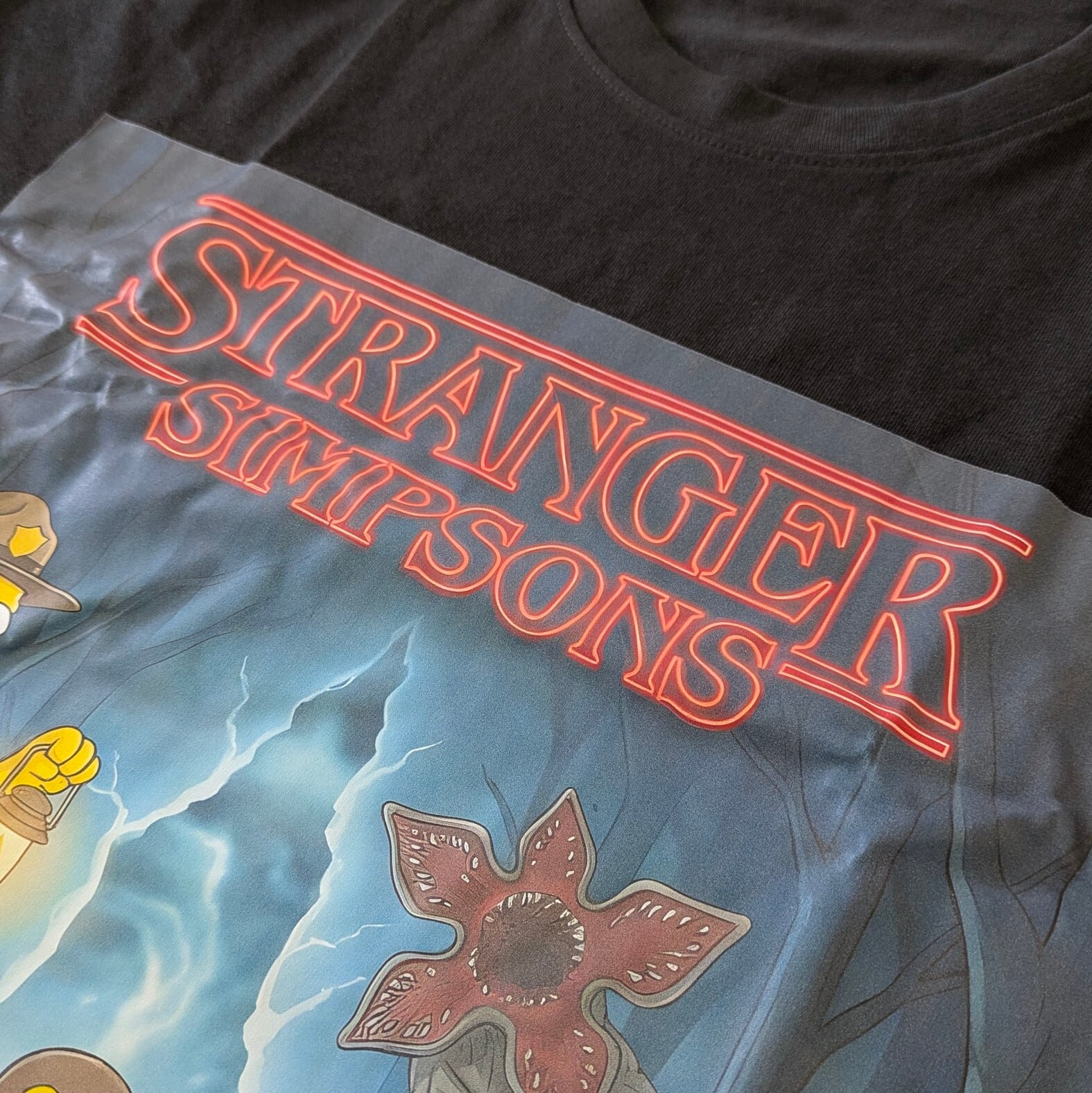 【 Stranger Simpsons（ストレンジャー シンプソンズ）】 Tシャツ / シンプソンズ / ストレンジャーシングス 〚アメリカン雑貨 アメトイ〛