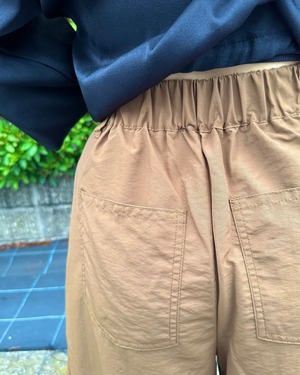 ナイロンタックバレルパンツ／モカブラウン