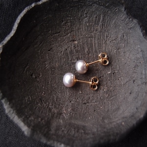 【K14gf】Baby Baroque Pearl  Earrings／Gray・ベビーバロックパール スタッドピアス（S）