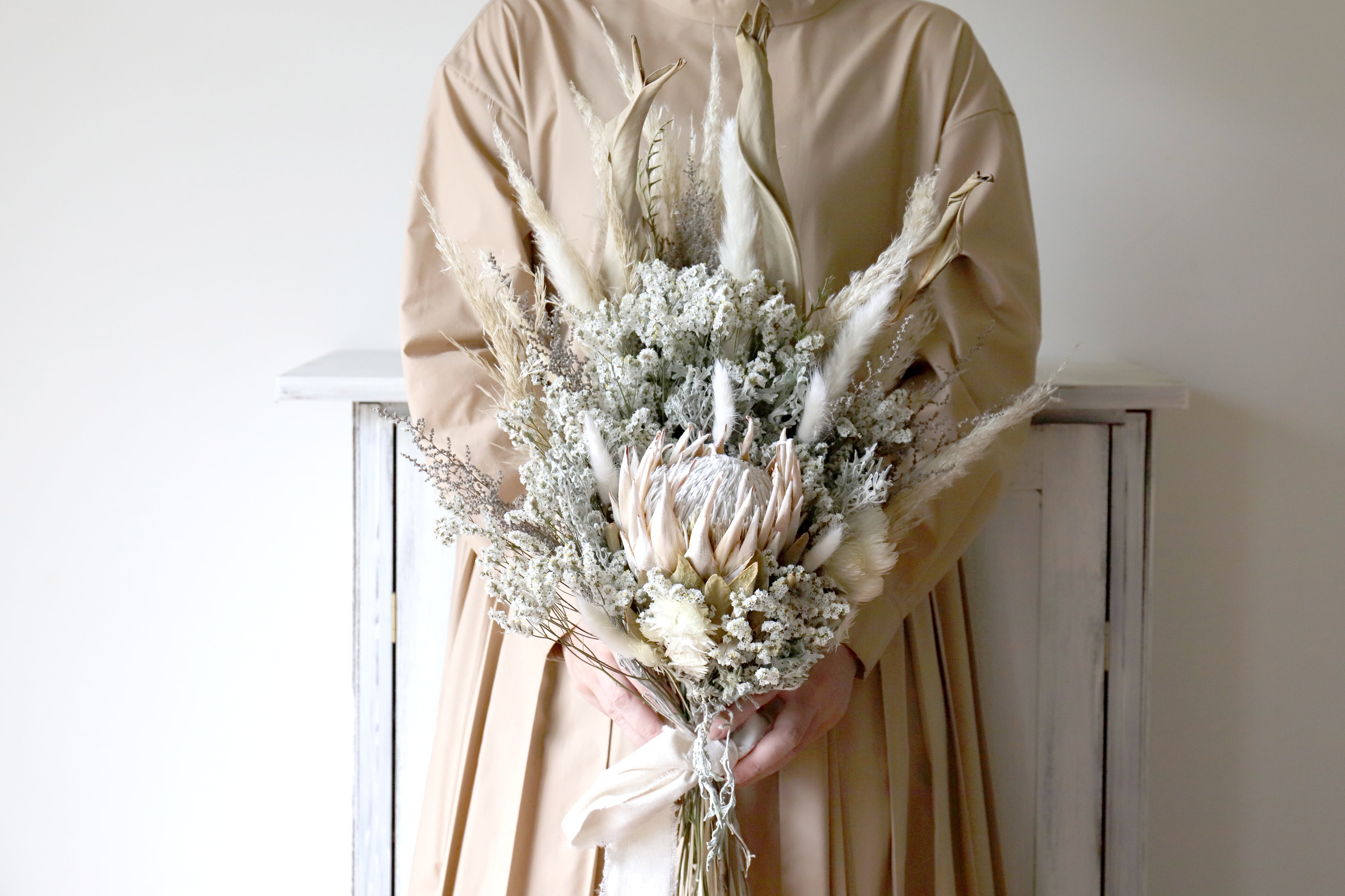 最大71 オフ ボリューム感 プロテアのクラッチブーケ トレンド ホワイトｘゴールド 前撮り Fucoa Cl