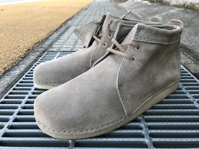 CLARKS ORIGINALS ASHTON BOOT (GREY SUEDE)