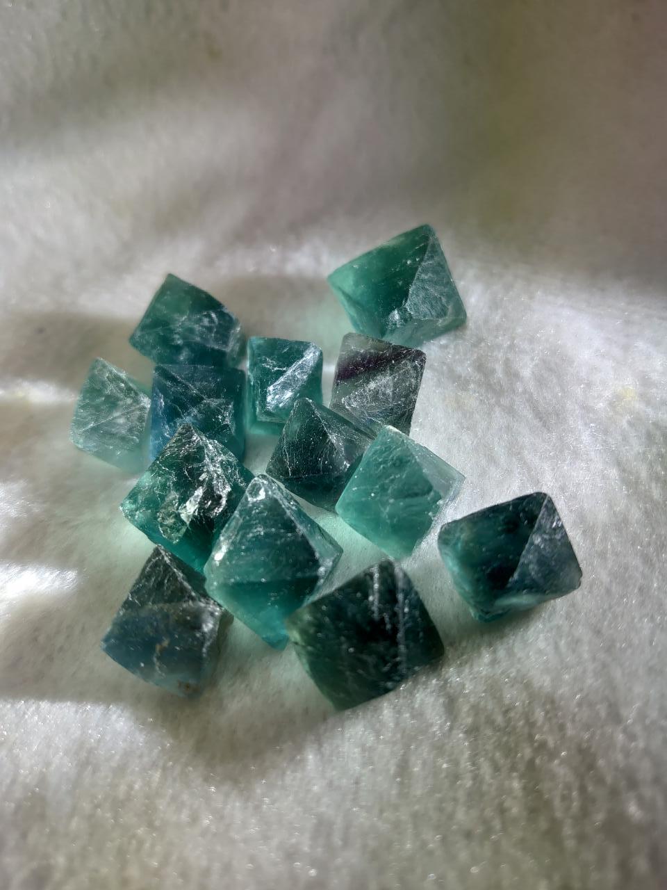 受験のお守りに！八面体ブルーフローライト | CarryLack(鉱物・化石