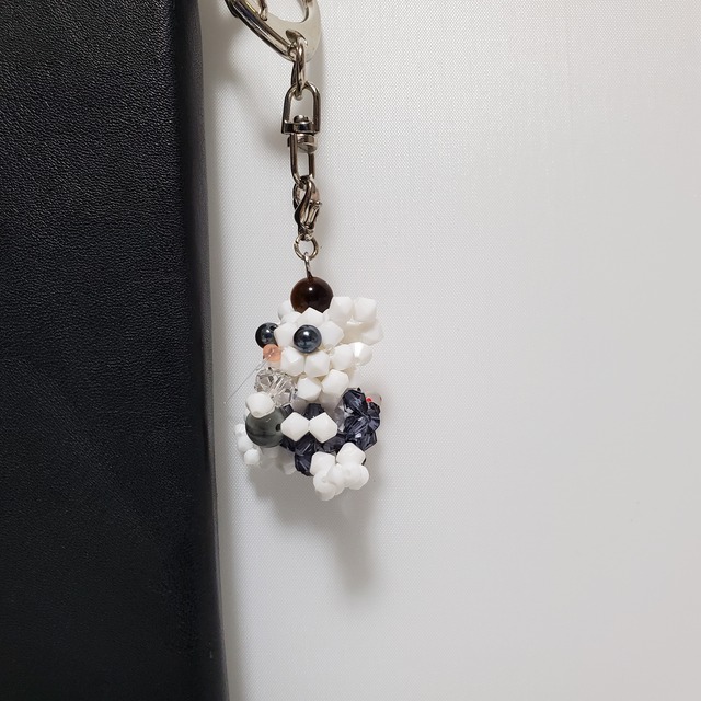 癒しのネコモチーフ　１０月生まれの白猫の赤ちゃん