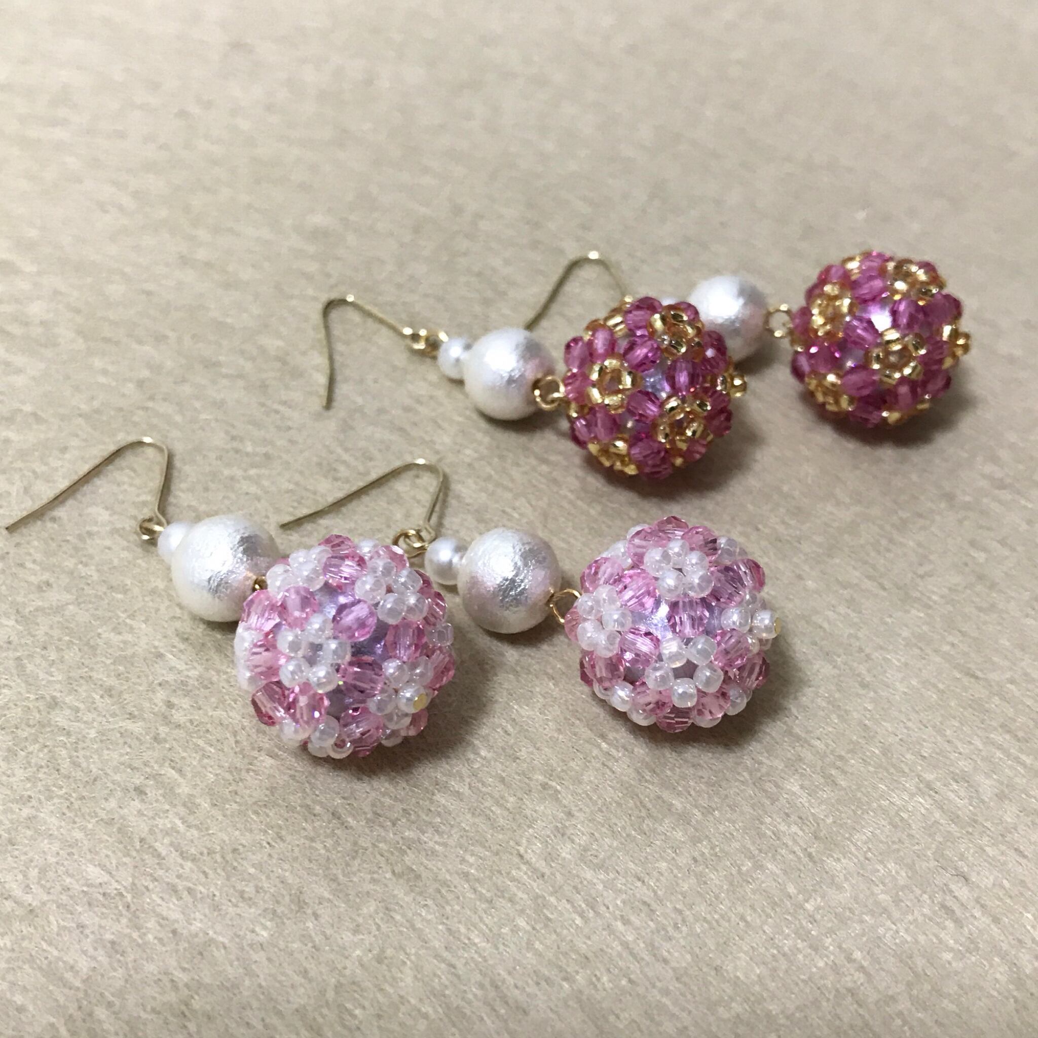 0065:スワロフスキー ピンクビーズボールとコットンパールの3連ピアス