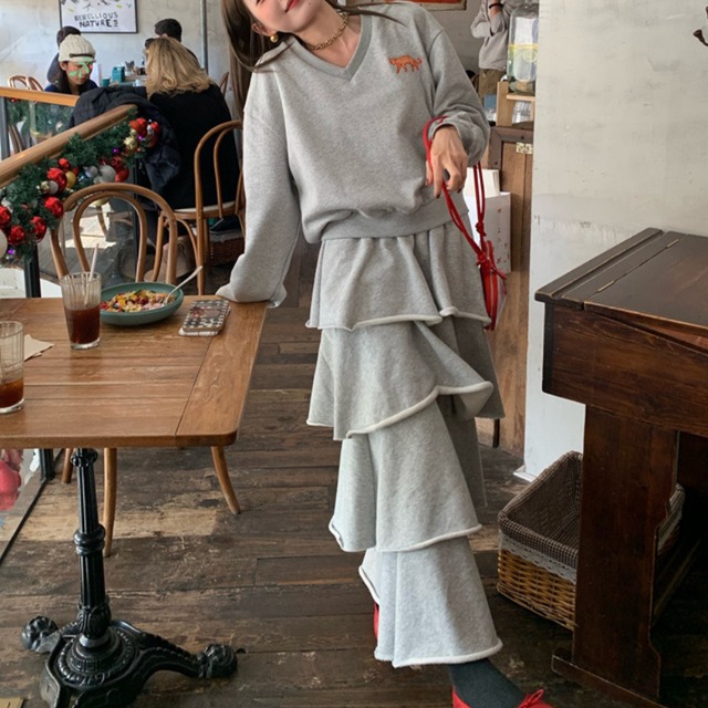 tiger embroidered v-neck drop shoulder sweatshirt J00025